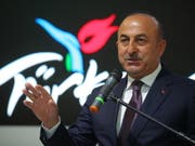 Der türkische Aussenminister Mevlüt Cavusoglu am Mittwoch in Berlin - am Sonntag kommt er in die Schweiz. (Bild: Keystone/dpa/MICHAEL KAPPELER)