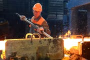 Ein Mitarbeiter von Schmolz + Bickenbach bei der Produktion beim Walzwerk. (Bild: Eveline Beerkircher / Neue LZ)