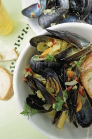 Miesmuscheln lassen sich auf viele verschiedene Arten zubereiten: Diese Moules à l’orientale werden in Apfelwein und Kokosmilch gegart. (Rezept siehe unten) (Bild: Ingrid Schindler)