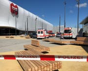 Einsatzfahrzeuge vor der Mall of Switzerland. (Bild: Yasmin Kunz)