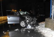 Die Polizei konnte den Halter dieses Unfallfahrzeuges nach kurzer Flucht anhalten. (Bild: PD/Kantonspolizei Schwyz)
