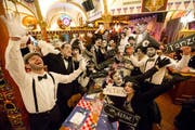 Vom Schwarz-Weiss-Film in den Zwanzigerjahren direkt an den Chöbu-Samschtig in den «Stadtkeller». (Bild: Philipp Schmidli)