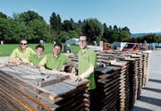 Georges Helfenstein, Rebecca Jordi, Michael Huwiler und Pascal Kupper (von links) beim Aufbau. (Bild: Stefan Kaiser (Cham, 23. August 2017))