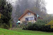 Ein neues Projekt ist hier denkbar. Doch es müsste redimensioniert werden und weniger nah am Wald stehen. (Archivbild Werner Schelbert)