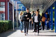 Predrag Bekcic (links) und Gabriela Shabo freuen sich auf ihr neues Leben als Studenten. Hier sind sie am Departement Technik und Architektur der Hochschule Luzern in Horw zu sehen. (Bild Philipp Schmidli)