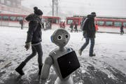 Der Roboter "Pepper" der Hochschule Luzern wird bei der Bergstation Rigi Kaltbad getestet. Sein gleichnamiger Bruder und er sollen den Rigi-Touristen Auskunft geben. (Bild: Pius Amrein, Rigi-Kaltbad , 16.12.2017)