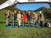 Regierungsrätin Manuela Weichelt (Mitte) eröffnet den Start der letzten Bauetappe des Hochwasserprojekts Lutisbach. Links: Sepp Ribary (Gemeindepräsident Unterägeri). Rechts: Andreas Meier (Gemeindepräsident Oberägeri), sowie weitere Projektverantwortliche. (Bild: Kanton Zug)