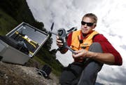 In einer Rinne am Westhang des Rossbergs oberhalb der SBB-Strecke Zug–Arth-Goldau lässt der SBB-Inspektor Heinz Müller eine Drohne fliegen. (Bild: Stefan Kaiser (Arth, 21. August 2017))