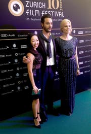 Bernadette Bürgi (rechts) mit Regisseurin Lulu Wang und Hauptdarsteller Jack Huston. (Bild Patrick Comboeuf/ZFF)