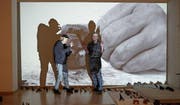 Anders Guggisberg und Andres Lutz inmitten ihrer Installationen in den Ausstellungsräumen der Edizioni Periferia in Luzern. (Bild: Gianni Paravicini/PD)