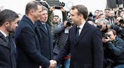 Der Präsident der korsischen Regionalregierung, Gilles Simeoni (links), empfing gestern in Ajaccio Staatschef Emmanuel Macron. (Bild: Ludovic Marin/EPA)