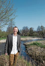 Kurt Eichenberger vom WWF am Ufer des revitalisierten Aabachs. (Bild: Corinne Glanzmann (Mosen, 8. April 2017))