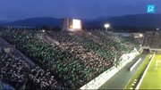 Fans des japanischen Fussballklubs Matsumoto Yamaga feuern ihre Mannschaft vor einem Spiel gegen den Thespakusatsu Gunma an. (Bild: Jonas von Flüe / Neue LZ)