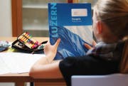 Ein Mädchen betrachtet das Zeugnis der Volksschule im Kanton Luzern (Archivbild). (Bild: Philipp Schmidli)