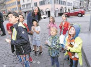 Wer den Zuger Zytturm in voller Höhe sehen will, muss den Kopf in den Nacken legen. (Bild: Werner Schelbert (Zug, 9. September 2017))