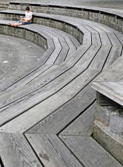 Die Holztreppe von Tadashi Kawamata auf dem Zuger Landsgemeindeplatz. (Bild: Stefan Kaiser)