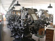 Der Zeitungstext entstand bei der «Schwyzer Zeitung» noch bis in die 1980er-Jahre Bleizeile für Bleizeile (kleines Bild) an Linotype-Setzmaschinen. (Archivbild Neue Schwyzer Zeitung)