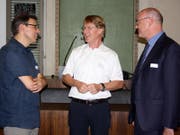 Urs Zanoni, Leiter eHealth Aargau, Peter Gerritsen, Präsident der Ärztegesellschaft des Kantons Zug, und Regierungsrat Martin Pfister (v.l.) im Austausch während den «Zuger Gesprächen». (Bild: PD)