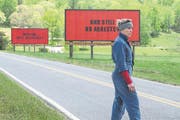 Mit Werbeplakaten, sogenannten «Billboards», kämpft die Hauptdarstellerin für Gerechtigkeit. (Bild: Twentieth Century Fox)