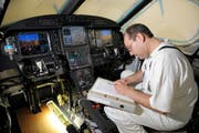 Im Bereich der Flugzeugmontage herrschte seit 1. September 2009 Kurzarbeit. Nun wird diese beendet. Im Bild Pascal Bryner bei der Arbeit im Cockpit einer PC-12. (Bild Pius Amrein/Neue LZ)