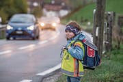 Selina Portmann (6) an der Kantonsstrasse Richtung Werthenstein. (Bild: Nadia Schärli (Ruswil, 30. Oktober 2017))