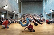 Chöre treffen auf Breakdancer: Die Maihofkirche bietet genügend Platz für solch ungewohnte Aufführungen. (Bild: Nadia Schärli (Luzern, 9. Mai 2015))
