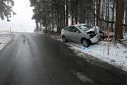 Frontalkollision mit einem Baum in Hohenrain: Der tödliche Verkehrsunfall ereignete sich auf der Nebenstrasse Ibenmoos im Ortsteil Kleinwangen. (Bild: PD)