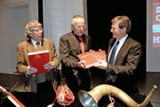 Hansjakob Achermann und Peter Steiner übergeben Landammann Res Schmid die erste Ausgabe der neuen Nidwaldner Geschichte (von links). (Bild Romano Cuonz)