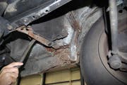 Rost hat es auch an tragenden Chassisteilen. (Bild: Kantonspolizei Obwalden)