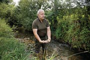 Philipp Amrein, Fachleiter Jagd und Fischerei, mit toten Fischen. (Bild: Corinne Glanzmann (Ruswil, 21. Juli 2017))