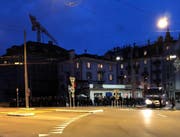 Einsatzkräfte der Polizei warten nach dem Spiel am Bundesplatz an der Route einer grossen Gruppe von Fussball-Anhängern vom Stadion zum Luzerner Bahnhof. (Bild: Yasmin Kunz (Luzern, 11. März 2018))