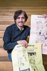 Sharad Sharma (45) mit von Laien gezeichneten Grassroots Comics. (Bild: Manuela Jans-Koch (16. Februar 2018))