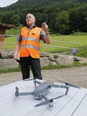 Werner Ruf, Projektleiter Drohne bei der SBB, stellt die fliegende Kamera vor. (Bild: Stefan Kaiser (Arth, 21. August 2017))