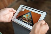 Dank einem E-Book können Interessierte bald die Kapellbrückenbilder anschauen. Hier zeigt es auf einem Tablet die Bildtafel 9 «Bannerträger von Willisau mit seiner Stadt» (Kopie). (Bild Nadia Schärli)