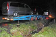 Auf diesem schmalen Weg blieb der Lastwagen stecken. (Bild: Kapo SZ)