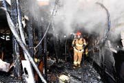Ein Feuerwehrmann im komplett ausgebrannten Spital von Miryang. (Bild: Getty)