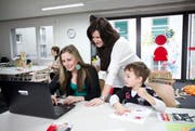 Mia-Projektleiterin Bettina Bach (Mitte) mit einer jungen Mutter, die sie beim Finden einer Lehrstelle unterstützt. (Bild: Manuela Jans / Neue LZ)
