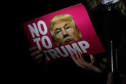Eine Frau bringt ihren Ärger über Trumps Wahl unmissverständlich zum Ausdruck. Bild: Matt Dunham/AP