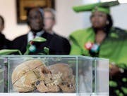 Gottesdienst mit Vertretern der Ovaherero und Nama, bei dem Schädel von Opfern des deutschen Kolonialismus in Namibia ausgestellt wurden. (Bild:)