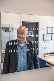 Michael Thali (49) leitet seit 2011 das Institut für Rechtsmedizin der Universität Zürich. Seinen DNA-Code hat er sich auf einen Spiegel im Büro aufschreiben lassen. (Bild: Nadia Schärli (Zürich, 19. April 2017))
