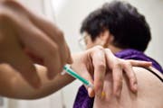 Eine Pflegerin impft eine Frau mit dem Impfstoff Pandemrix in einem Thurgauer Kantonsspital. (Bild: Keystone/Ennio Leanza)