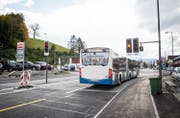 Vor dem Kreisel Schachenweid ist in Fahrtrichtung Luzern bereits eine Dosierungsampel in Betrieb. (Bild: Manuela Jans-Koch (Ebikon, 20. Oktober 2016))