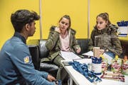 Die Sek-Schülerinnen Lorena Weber (links) und Selina Hellmüller aus Emmen erkundigen sich am Stand von Lidl über die Anforderungen für eine Lehre im Detailhandel. (Bild: Nadia Schärli (Luzern, 9. November 2017))
