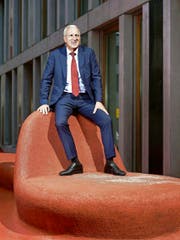 Pierin Vincenz vor dem Raiffeisen-Hauptsitz in St. Gallen: «Ich bin politisch interessiert. Aber es geht nicht darum, dass ich zu allem und jedem öffentlich Stellung nehme.» (Bild: Keystone/René Ruis)