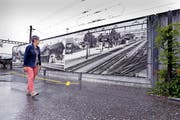 Zwei 16 Meter lange Blachen zeigen Bilder des Rotkreuzer Bahnhofsgebäudes und des Stellwerks vor 1972. (Bild Werner Schelbert)