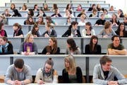 PH-Studenten in ihren Bänken vor dem Unterricht. (Bild Werner Schelbert/Neue ZZ)