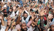 Anhänger der radikalen Partei Tehreek Labaik Ya Rasool Allah demonstrieren in Karatschi gegen die Auflösung eines Protestcamps in Islamabad. (Bild: Shahzaib Akber/EPA (25. November 2017))