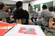 Kursleiter René Stalder bespricht mit den «Schülern» den Stoff der vergangenen Lektionen. (Bild Adrian Venetz)