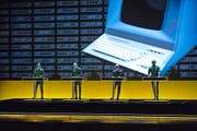 Mit wuchtigen Bildern und wuchtigen Klängen begeisterten Kraftwerk im KKL. (Bild Roger Gruetter)