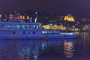 Unerwarteter Auftritt: Die Autofähre «Tellsprung» im Luzerner Seebecken. (Bild Bruno Gisi)